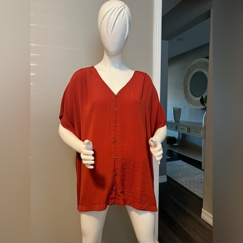 Maurices Rust Red Short Sleeve Vneck Blouse size 3